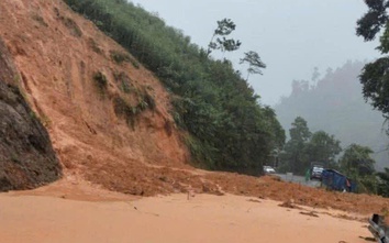 Quảng Ngãi: Mưa lũ gây sạt lở, ngập sâu chia cắt giao thông