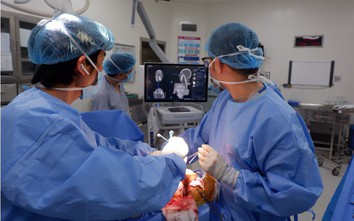 Phẫu thuật "kép" cứu sống cụ bà 77 tuổi