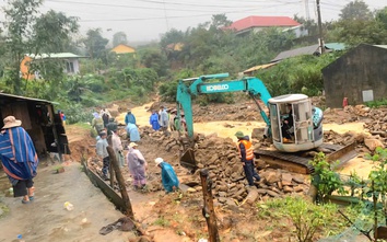 Quảng Ngãi: Sạt lở núi gây ách tắc giao thông, cô lập hàng nghìn người dân