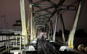 Đường sắt điều đoàn tàu 700 tấn “chặn” trên cầu Bạch Hổ, tránh nước lũ cuốn trôi