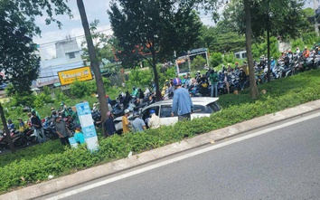 TP.HCM: Người dân phá cửa cứu tài xế bất tỉnh trong ô tô 7 chỗ tông trúng gốc cây