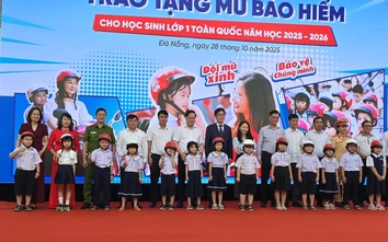 Trao tặng 1,8 triệu mũ bảo hiểm cho học sinh lớp một miền Trung
