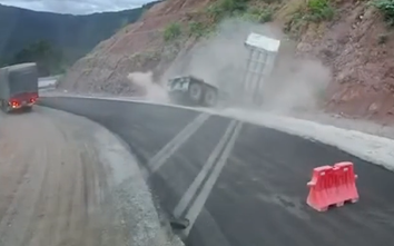 Vượt bên trái trên đèo quanh co, xe tải lao vào vách núi