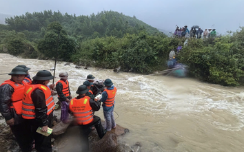Chìm trong mưa lũ, loạt tỉnh thành miền Trung gia tăng thiệt hại