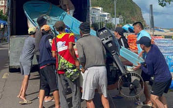 Người dân Gia Lai rim cá, gói hàng gửi về vùng lũ