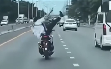 Buông cả hai tay, lái xe bằng chân - hành động liều lĩnh, hậu quả khôn lường