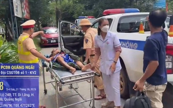 CSGT Quảng Ngãi dùng xe đặc chủng chở người bị tai biến vượt đường sạt lở đi cấp cứu