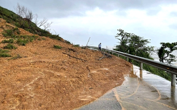 Hà Tĩnh: Mưa lớn suốt đêm, nhiều khu vực ngập sâu, đường ven biển sạt lở nghiêm trọng