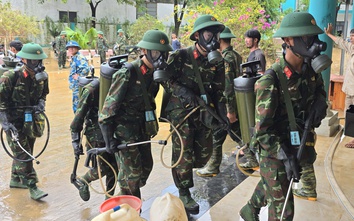 Bộ đội dọn bùn, tiêu độc cho bệnh viện sau lũ lịch sử tại Đà Nẵng