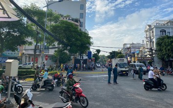 Xe máy va chạm xe tải ở ngã tư, đôi nam nữ thương vong