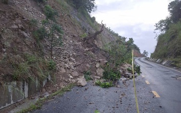 Gia Lai: Khẩn trương xử lý sạt lở đèo Tô Na trên QL25
