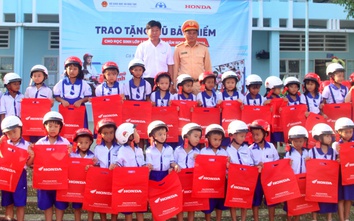 Cà Mau: Tuyên truyền Luật Giao thông, tặng mũ bảo hiểm cho học sinh lớp 1