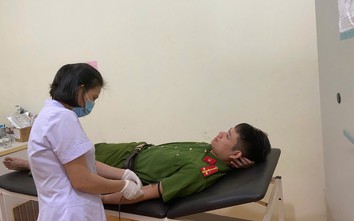 Những người hùng giữa tâm bão Hà Tĩnh: Từ hiến máu cứu sản phụ đến dựng lại mái nhà