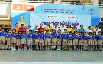 Hàng trăm học sinh trường tiểu học Phạm Văn Chính (TP.HCM) được tặng mũ bảo hiểm