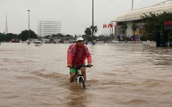 Mưa trắng trời, người dân Hà Nội chật vật lo chống ngập