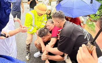 Cảnh sát giao thông Lào Cai kịp thời cứu người dân bị ảnh hưởng sạt lở trên quốc lộ 70