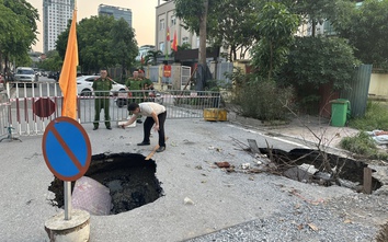 Hà Nội: Xe tải sụp hố sâu ở Trần Cung, xe cứu hộ đến nơi lại sụp hố khác