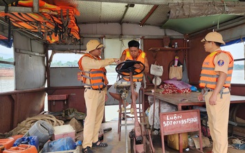 Cảnh sát đường thủy Phú Thọ đẩy mạnh kiểm tra, tuyên truyền ATGT sau mưa bão