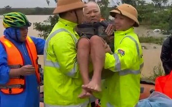 Những hình ảnh ấm áp giữa tâm lũ miền Trung