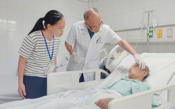 Phục hồi khuôn mặt bị "bửa đôi" sau tai nạn thang máy cho người đàn ông 65 tuổi