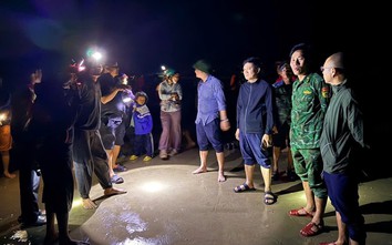 Người đàn ông mất tích sau khi thuyền bị sóng đánh chìm ở biển Hà Tĩnh