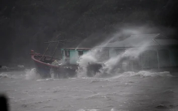 Khuyến cáo tàu thuyền không đi vào vùng nguy hiểm của bão, chủ động ứng phó bão số 14