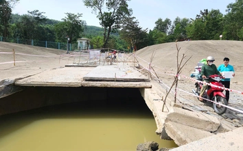 Quảng Ngãi: Người dân liều mình băng qua cầu tràn bị lũ cuốn trôi mặt bê tông