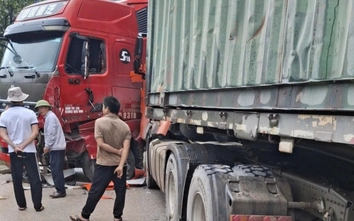 Bản tin TNGT 12/11: Quốc lộ 12A tắc gần 2km sau va chạm giữa hai xe container