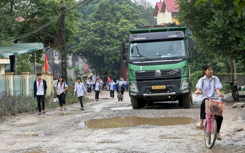 Người dân khốn khổ băng qua tuyến đường toàn ổ trâu ở Phú Thọ