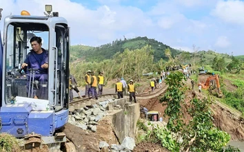 43 tỷ đồng khắc phục sự cố đường sắt sau bão số 13