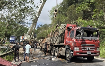 Hiện trường xe đầu kéo mất lái tông vào ta luy lật chắn ngang, QL24 kẹt xe kéo dài