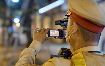 Hà Nội: CSGT ghi hình, xuyên đêm xử lý cả trăm tài xế xe máy lướt điện thoại, che biển số