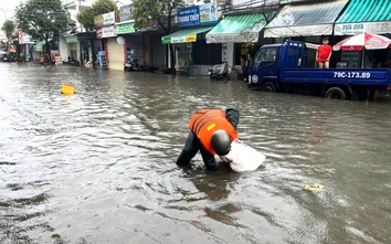 Mưa lớn ngập đường sắt, nhiều tàu dừng chạy