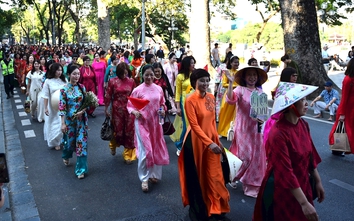 Diễu hành áo dài quy mô lớn khép lại Lễ hội Áo dài Du lịch Hà Nội 2025