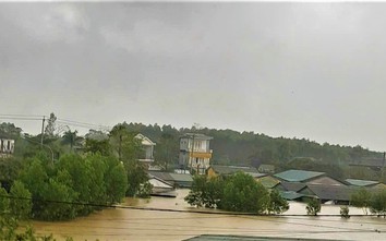 Huế: Nước lũ lên nhanh, giao thông chia cắt, gần 300 nhà dân chìm trong biển nước