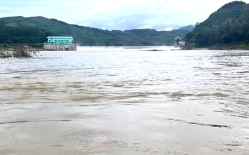 Quảng Ngãi: Hai hồ thủy điện xả điều tiết hàng trăm mét khối nước/giây tránh lũ chồng lũ