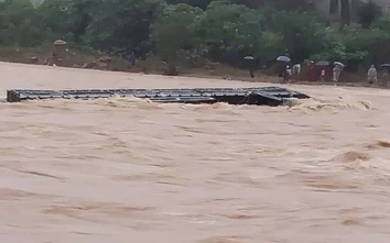 Cố băng qua cầu tràn ở Quảng Trị, xe đầu kéo bị nước lũ cuốn trôi, tài xế mất tích