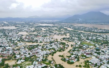 Nhiều địa điểm ngập sâu, giao thông tại Nha Trang tê liệt cục bộ