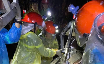 Tài xế bàng hoàng giây phút sạt lở vùi lấp xe khách: Đất đá đổ như thác, không kịp trở tay