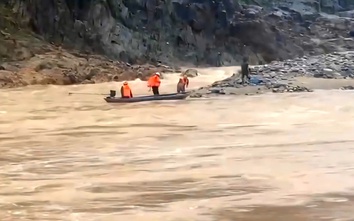 Giải cứu hai người dân kẹt giữa dòng lũ ở miền núi Đà Nẵng