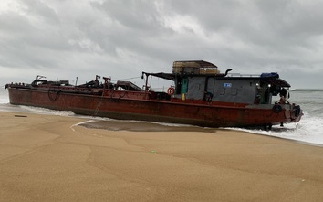 Tàu hàng gãy bánh lái, bị sóng đánh dạt vào bờ biển Quảng Ngãi