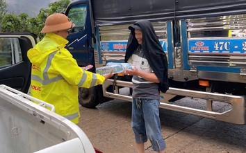 CSGT Đà Nẵng tiếp lương thực cho người dân mắc kẹt do sạt lở đường Hồ Chí Minh