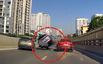 Hà Nội: Ô tô 5 chỗ va chạm liên hoàn trên Vành đai 2, giao thông ùn tắc