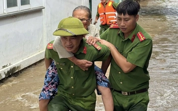 Khánh Hoà: Tình quân - dân khăng khít trong những ngày hoạn nạn vì lũ dữ