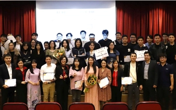 Sinh viên Đại học Xây dựng Hà Nội sáng tạo không gian phòng thí nghiệm với sơn hiệu ứng