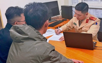 Xử phạt tài xế ô tô làm rơi bùn trên phố trung tâm Hà Nội làm nhiều người ngã