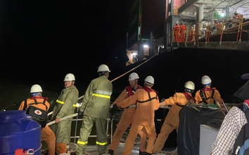 Xuyên đêm cứu thuyền viên nước ngoài bị tai nạn lao động trên vùng biển Việt Nam