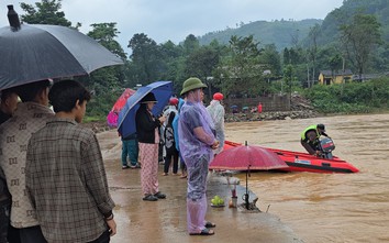 Mở rộng phạm vi tìm kiếm tài xế ô tô đầu kéo bị cuốn trôi mất tích ở Quảng Trị