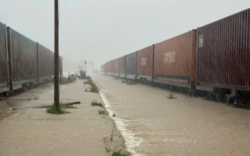 Ảnh hưởng mưa lũ khu vực Nam Trung Bộ, đường sắt dừng chạy nhiều tàu