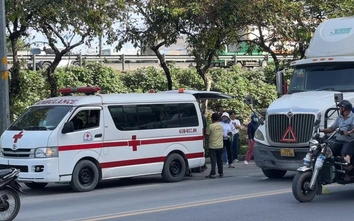 Bé gái lớp 9 bị xe đầu kéo cán tử vong khi được anh chở đi học